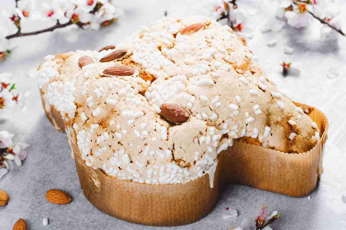 Colomba pasquale ricoperta di zucchero e mandorle