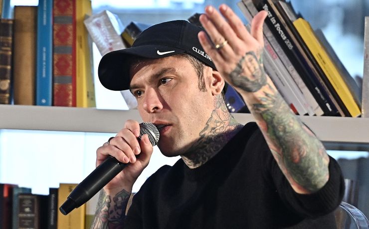 Fedez fugge dall'Italia