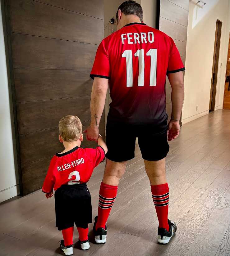Tiziano Ferro porta il figlio a lezione di calcio