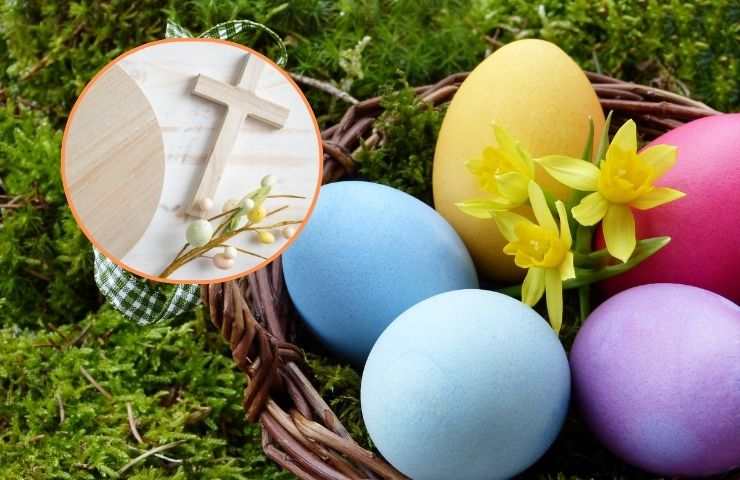 Uova colorate nella cesta