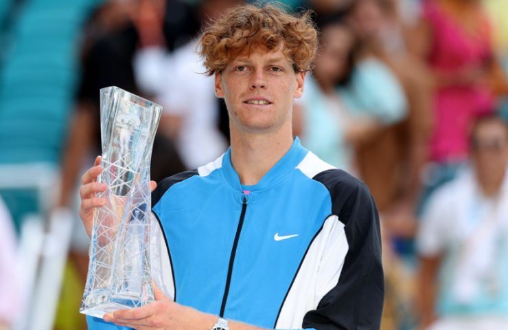 Jannik Sinner con la coppa vinta al Miami Open